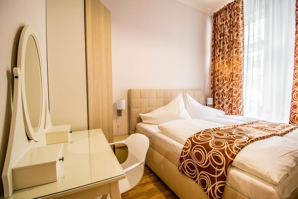 Appartement Bourgeois In Cultural Heritage Building By Ruterra Prague